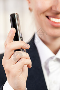 妇女手中的移动电话接待员键盘讨论办公室技术商务消息幸福商业微笑图片