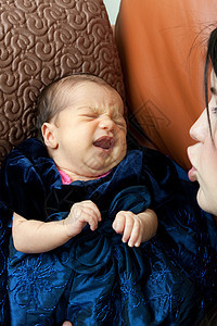 母亲安慰一个哭泣的新生儿婴儿图片