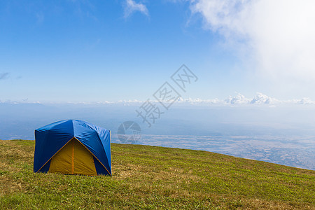 在蓝天空下的草地上安睡蓝色旅行环境天空风景休闲假期荒野营地活动图片