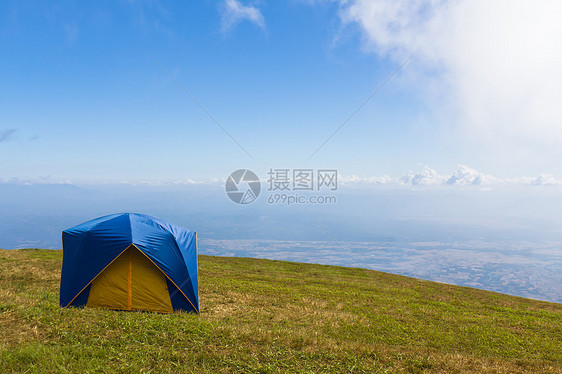 在蓝天空下的草地上安睡蓝色旅行环境天空风景休闲假期荒野营地活动图片