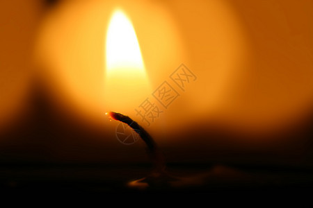 蜡烛烛台死亡寺庙庆典教会损失记忆火焰橙子希望背景图片