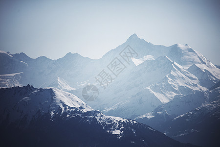 山上有高山太阳暴风雪旅游爬坡风景蓝色顶峰远足活动旅行图片