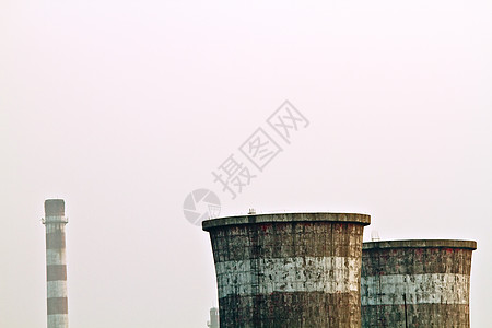 雾中的工厂电厂图片