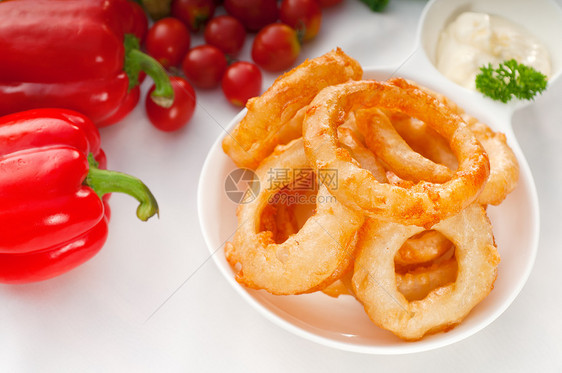 金金深炸洋葱环油炸蔬菜食物面包屑美食戒指盘子饮食面包小吃图片