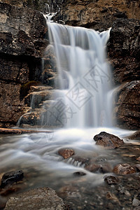 C 加拿大艾伯塔省风景国家公园崎岖溪流荒野岩石瀑布背景图片