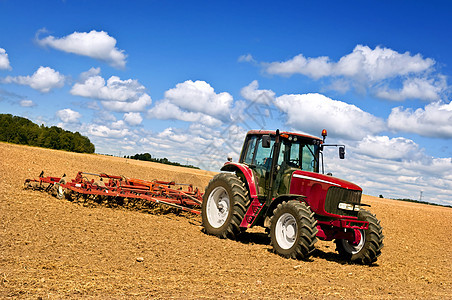 犁田中的拖拉机栽培农场农村国家地球机器收成土地场地农田图片