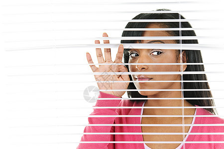 女人透过百叶窗看窗户眼睛闲事办公室窗帘塑料成人隐私女孩白色图片