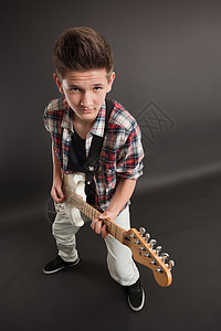 年轻男子装配吉他图片