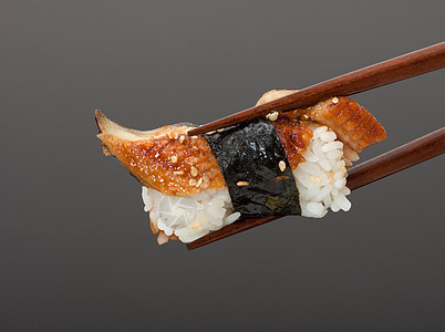 寿司加筷子晚餐午餐鱼片服务飞行宏观螃蟹食物美食海鲜图片