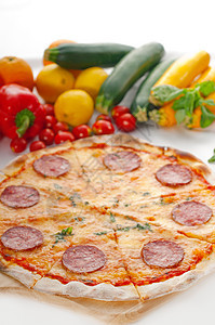 意大利原薄薄壳辣椒皮披萨脆皮营养午餐美食红色绿色食物圆圈小吃餐厅图片