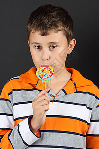 男孩吃棒棒棒糖童年饮食味道青少年糖果小吃青年乐趣孩子粉色图片