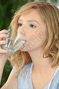 Blond 妇女饮用水水晶水合物女性液体玻璃女士矿物杯子饮料饮食图片