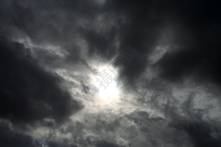 太阳穿透阳光风暴变化天空天气背景图片