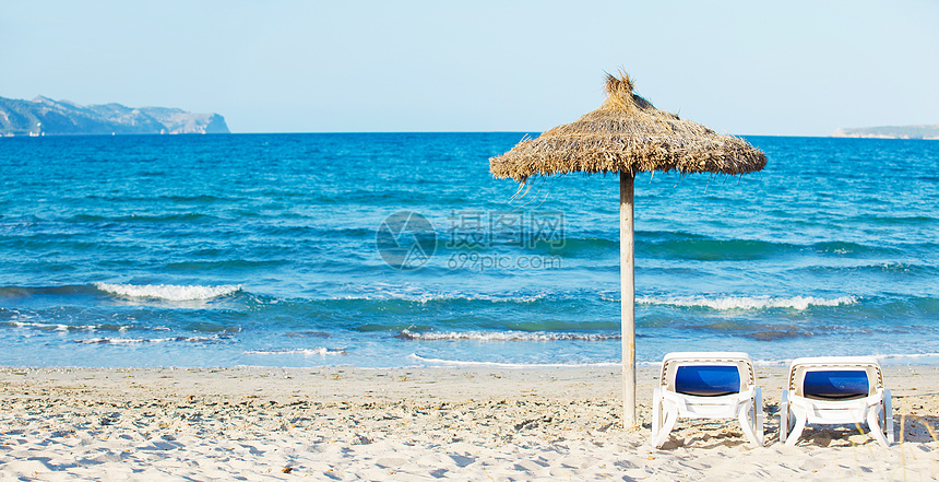 热带海滩 配有雨伞和遮太阳休息者图片