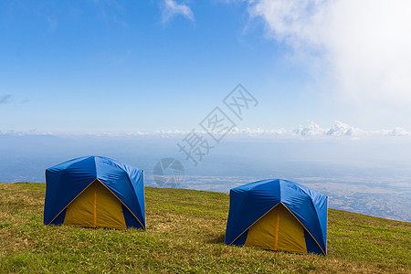 蓝天下草地上两个帐篷图片