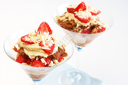 草莓和马斯卡波奈蒂拉米苏蛋糕浆果饼干餐巾玻璃甜点食物水果咖啡巧克力图片