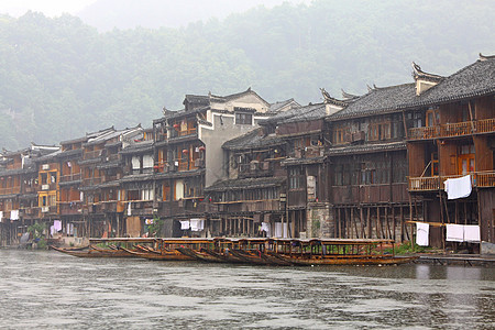 凤凰城     风港古城的船和木屋风景血管场景河岸历史性旅行凉亭房子旅游建筑学图片