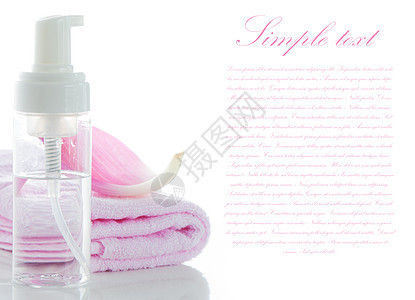 粉红色毛巾 有莲花花瓣和一瓶随心所欲的化妆品疗法乳液液体卫生奢华蜡烛奶油生活植物浴室图片