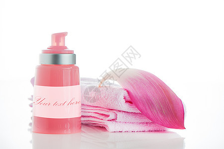 粉红色毛巾 有莲花花瓣和一瓶随心所欲的化妆品叶子石头身体温泉奢华洗澡植物瓶子生活治疗图片