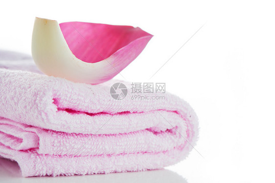 粉色毛巾 白色背景和面积上贴着莲花花瓣织物治疗酒店棉布折叠蓝色淋浴橙子百合浴室图片