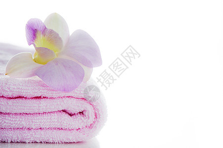 粉红色毛巾 白背景和地区上花朵兰花图片