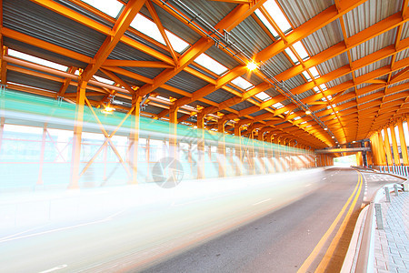 日间橙色隧道和移动公共汽车场景旅行危险车道运输黑暗速度车辆条纹街道图片