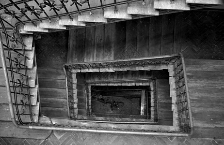 楼梯木头物业单位灰色房子周期案件地下室篮球自行车图片