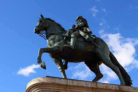 卡洛斯三世马术雕像西班牙马德里天空建筑州长运动石头晴天溶胶公园纪念碑街道图片