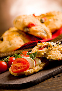 土制披萨卷 塞满番茄和莫扎里拉美食面团食物草药乡村食品篮子桌子图片