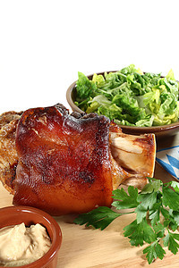 猪肉一角果皮白色皮肤盘子食物传统骨头蓝色餐巾沙拉图片