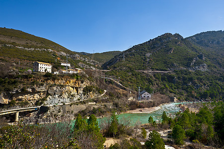 快速流动溪流卵石森林顶峰瀑布植物国家生态环境树木图片