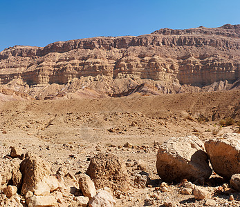以色列内盖夫沙漠中小克拉特的边缘墙山脉图层砂岩天空陨石内盖夫峡谷风化沉淀巨石图片