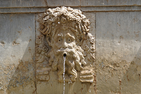 西班牙格拉纳达州Alhambra的喷泉上图片