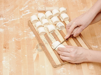 一个孩子在帮妈妈 做烘烤时切面粉童年帮助烹饪手指面团友谊桌子食物白色乐趣图片