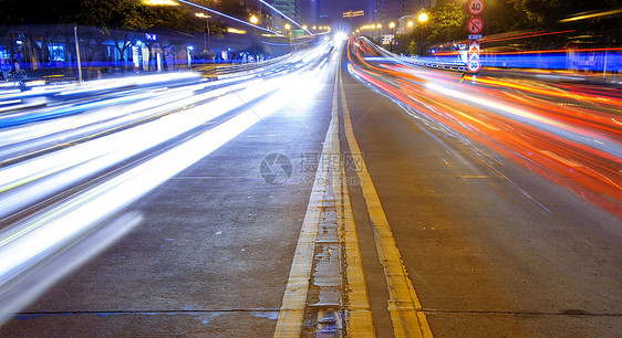 市中心夜间风景的高速交通和模糊的光轨图片