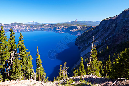 克拉鼠湖山脉蓝色火山口旅行公园森林绿色陨石反射树木高清图片