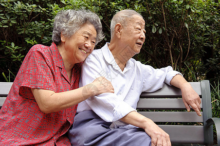 一对亲密的老年夫妇母亲夫妻头发摄影关怀居住妻子女性男人男性图片