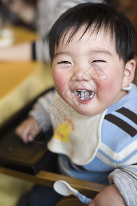 被笑的婴儿食物男生肩膀勺子后代孩子摄影童年几个月图片