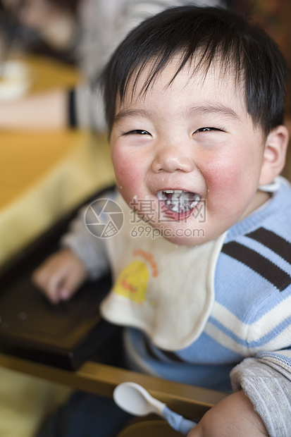 被笑的婴儿食物男生肩膀勺子后代孩子摄影童年几个月图片