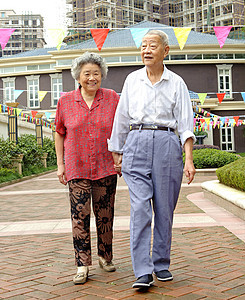 幸福的老年夫妇在走路图片