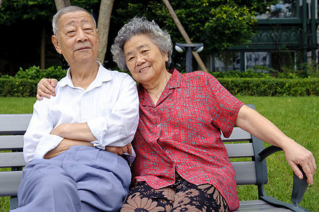 快乐的老年情侣乐趣妻子女士母亲亲热男性生活摄影头发居住图片