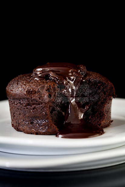 巧克力松露蛋糕白色盘子食物糕点刀具甜点棕色图片