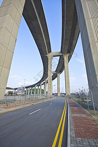 桥下 城市风景旅行沥青街道场景石头阴影交通柱子运输车库图片