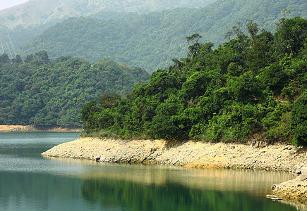 山区湖环境阳光高度晴天高地顶峰山脉树木风景地块图片