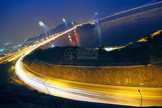香港深夜交通大桥晚上城市车辆旅行射线海洋地标运输景观天空蓝色图片