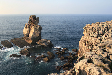 海洋中的岩石海浪天空图片