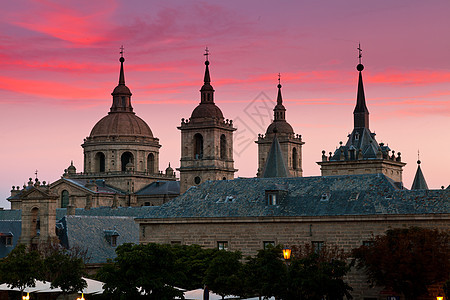 西班牙圣洛伦佐德埃尔埃斯科里亚修道院绿化植物大教堂日落季节橙红色天空橙子旅行环境图片