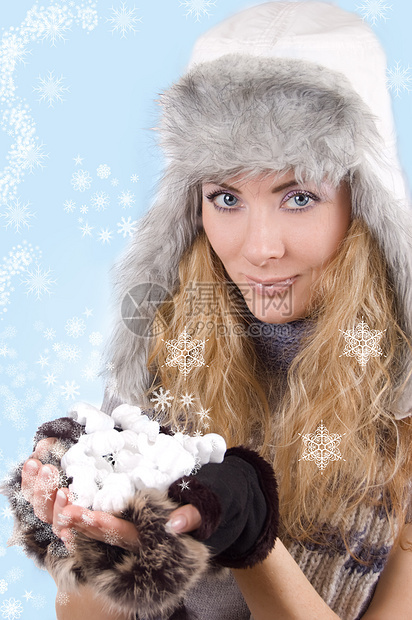 戴冬帽和戴雪花手套的妇女礼物女士黑发化妆品微笑美丽衣服女孩蓝色毛皮图片