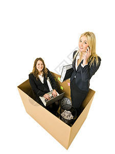 在一个小办公室的业务棕色视角商业工作两个女人地点电脑表情幸福纸盒图片