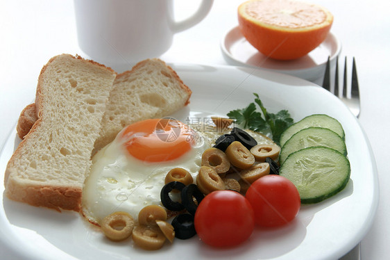 带蔬菜的炒鸡蛋香菜橙子黄瓜油炸杯子早餐图片